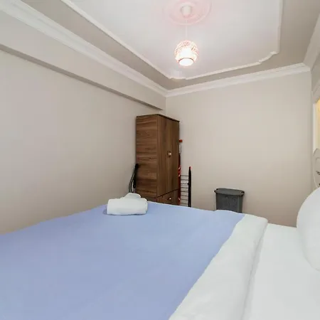 In Authentic Neighbourhood Apartment *